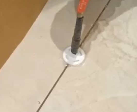 文安瓷砖空鼓维修公司专业解答瓷砖在铺贴过程中，如果没有涂抹均匀到位的粘结材料（如水泥砂浆或瓷砖胶），可能会导致以下问题